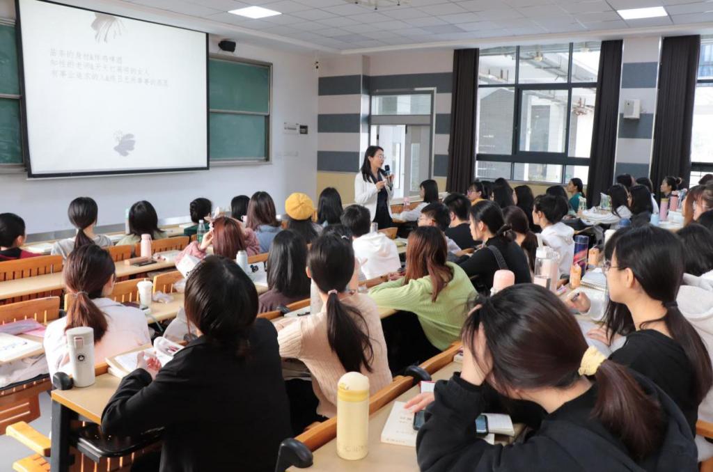 学前教育系负责人、党支部书记刘佩云授课现场